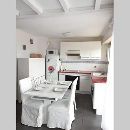 3p With Parking And Air Conditioning, Near The Sea.