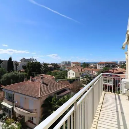 Apartment 3p With Parking And Air Conditioning, Near The Sea.