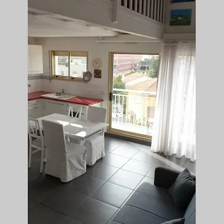 3p With Parking And Air Conditioning, Near The Sea. דירה