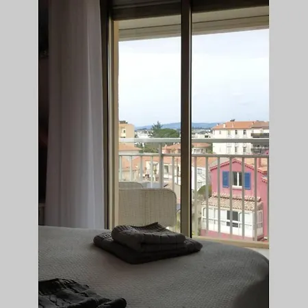 3p With Parking And Air Conditioning, Near The Sea. Apartment